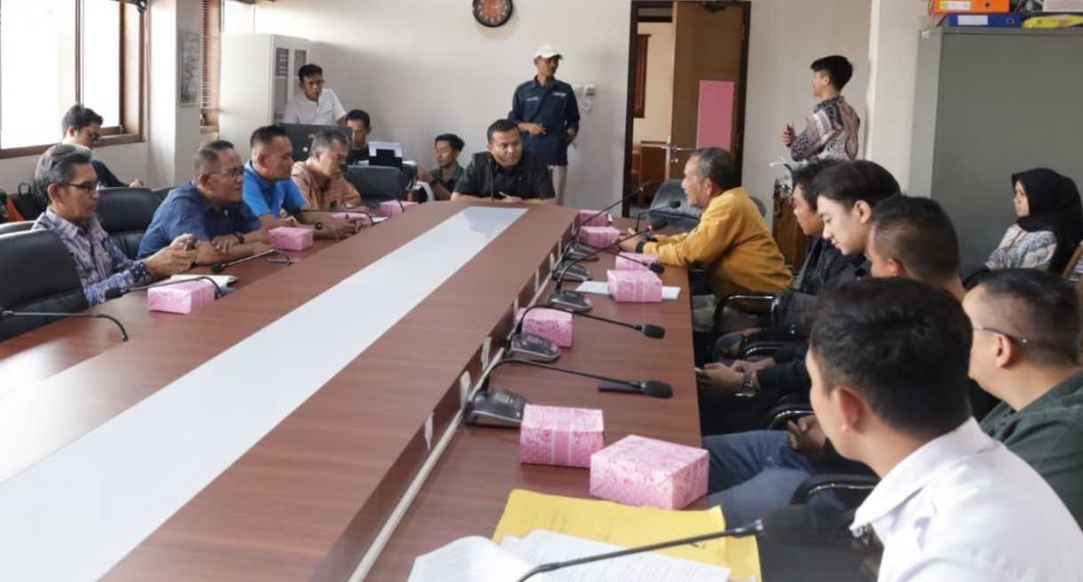 Komisi II DPRD Garut Terima Aspirasi Warga Pasirwangi Soal Jalan Rusak